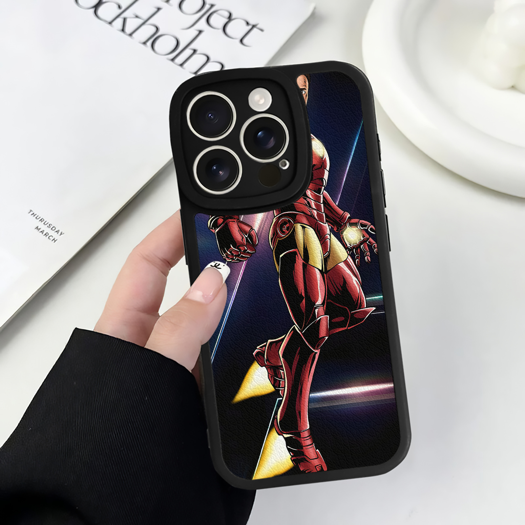 （画像用） アベンジャーズ The Avengers 【iPhone 16シリーズ対応】シリコンスマホケース（レザー調） 材質：シリコン